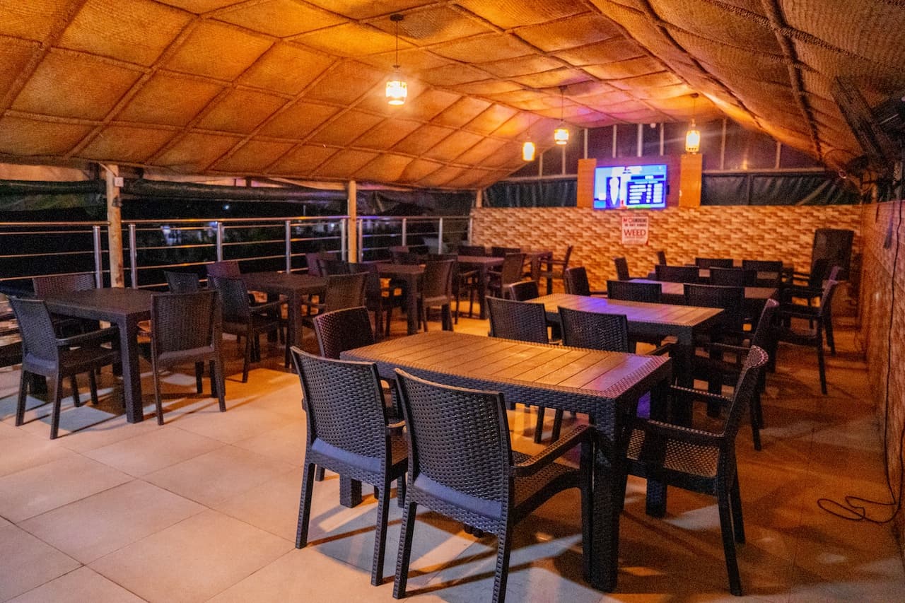Hotel 69 Palms Bush Bar at night